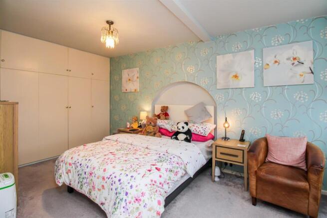 3 bed Semi-Detached Bungalow for sale Image 9