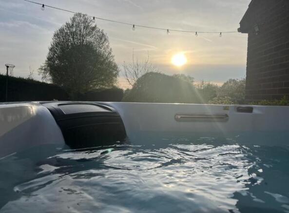 Acorn Cottage Hot Tub.jpg