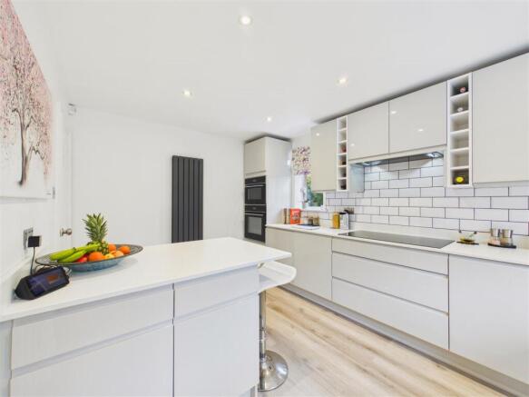 4 bed Detached for sale Image 8