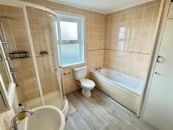 126 Henver Road Bathroom