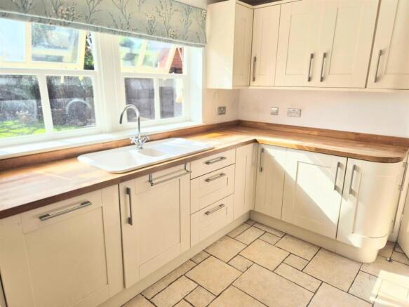 Whitebeam Close, Colden Common, Winchester photo 4