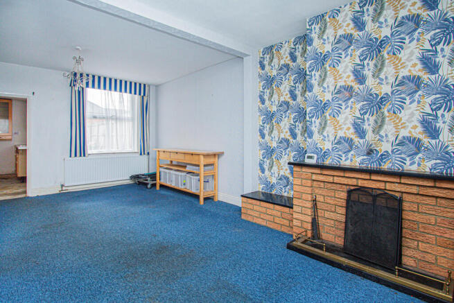 Lounge/Dining Roo...