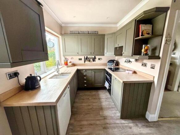 3 bed Semi-Detached for sale Image 6