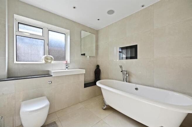 P&V - Ochenta - Bathroom3 (1).jpg