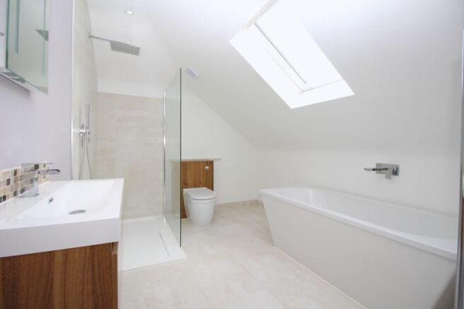 ENSUITE BATHROOM 