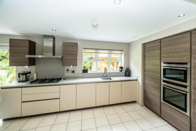 5 bed Detached for sale Image 4