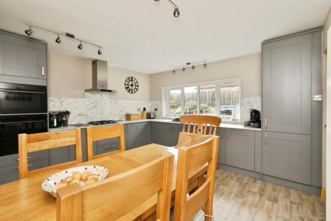 4 bed Bungalow for sale Image 7