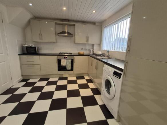 KITCHEN/DINING ROOM