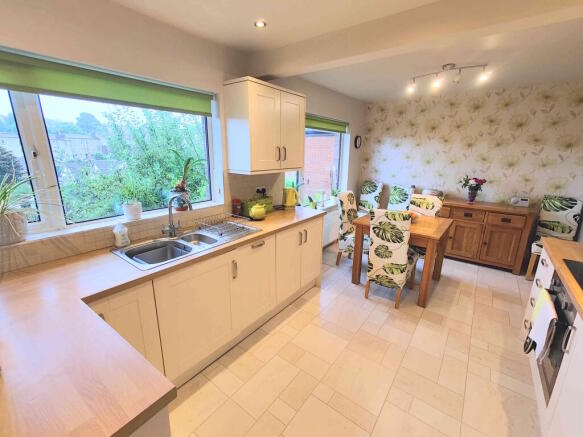 5 bed Semi-Detached for sale Image 9