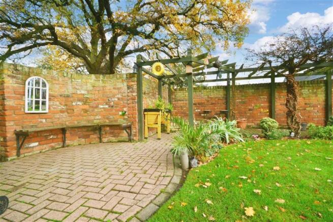 GARDEN FEATURE