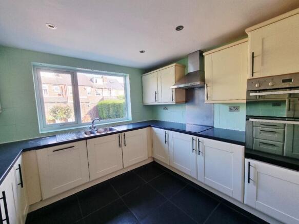 3 bed Semi-Detached to rent Image 5