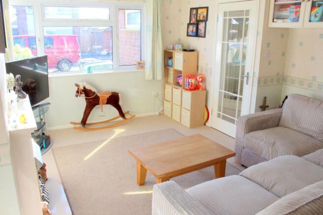 LOUNGE/DINING ROOM