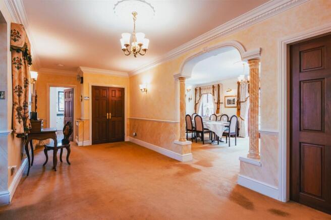 6 bed Detached for sale Image 5
