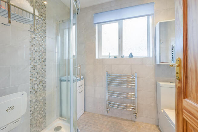 Francis Close, Ewell, KT19 photo 4