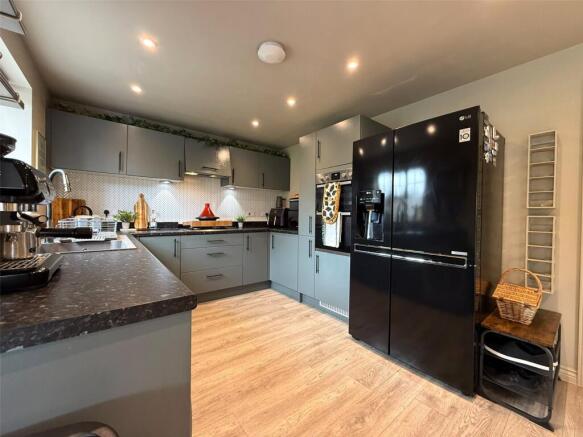 4 bed Detached for sale Image 7
