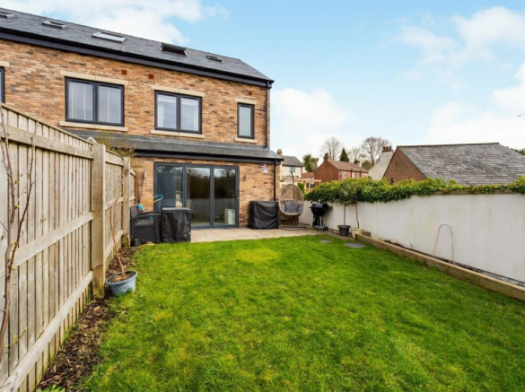 4 bed Semi-Detached for sale Image 2