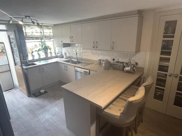 8 bed House for sale Image 8