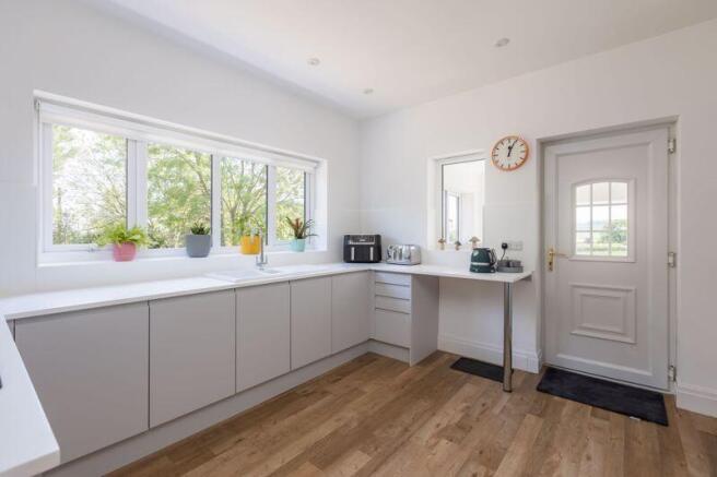 5 bed Detached for sale Image 11