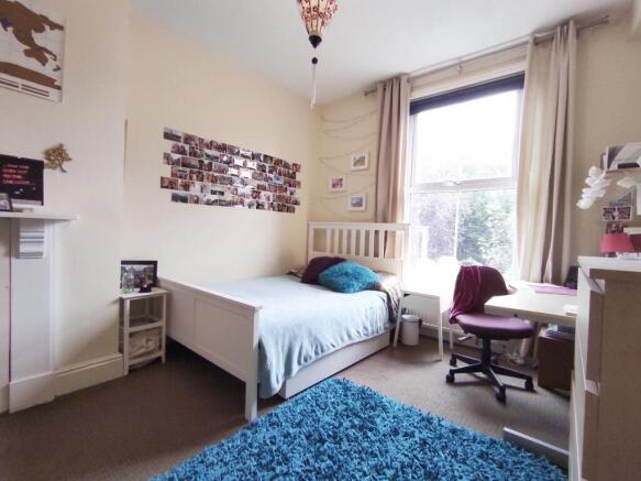 Bright, well-kept double bedroom with a comfy b...