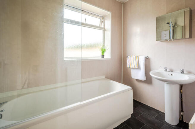 4 bed House to rent Image 4