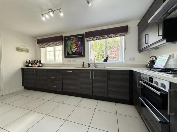 4 bed Detached for sale Image 11