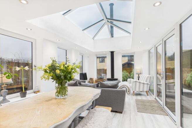 CAM04201G0-PR0136-STILL001