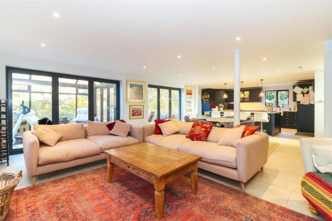REGENT - CHESTNUT HOUSE  (13) - living room view o