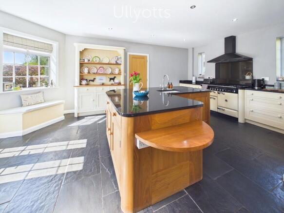 5 bed Detached for sale Image 10