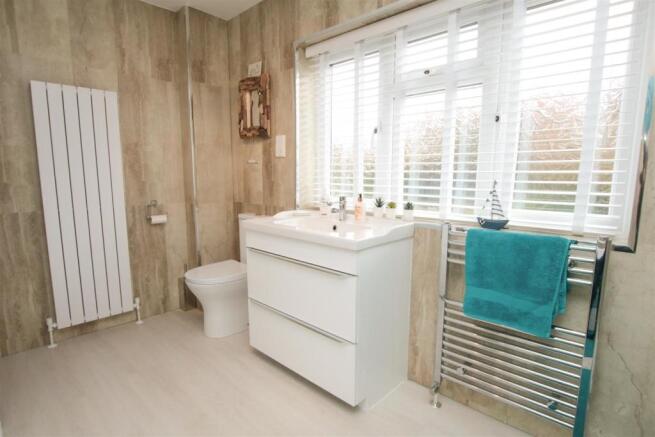 LARGE 4 PIECE BATHROOM