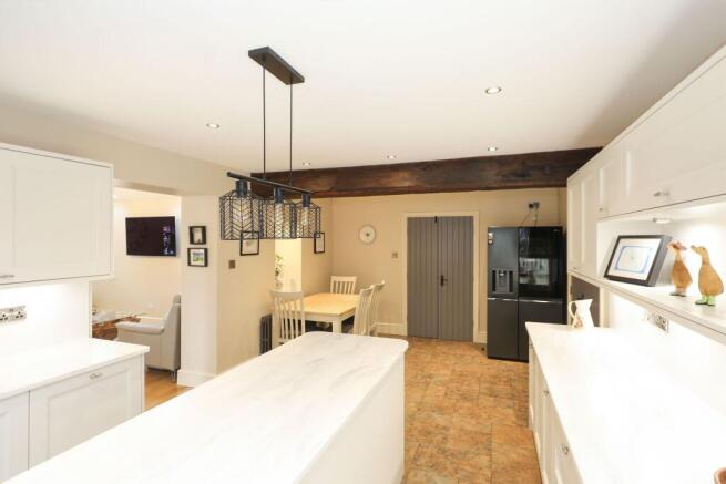 5 bed Semi-Detached for sale Image 11