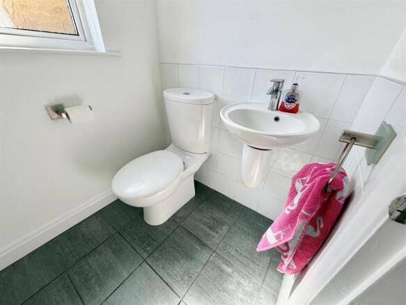 5 bed Detached for sale Image 6