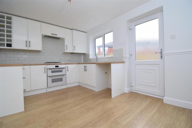 3 bed Semi-Detached to rent Image 4