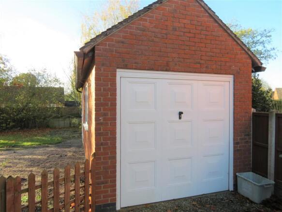 29 Manor Crest - Garage 1.JPG