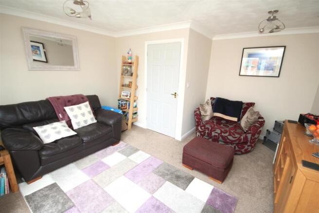 ‘L’ SHAPED OPEN PLAN LIVING / DINING ROOM