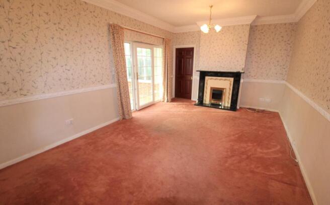 LOUNGE / DINING ROOM