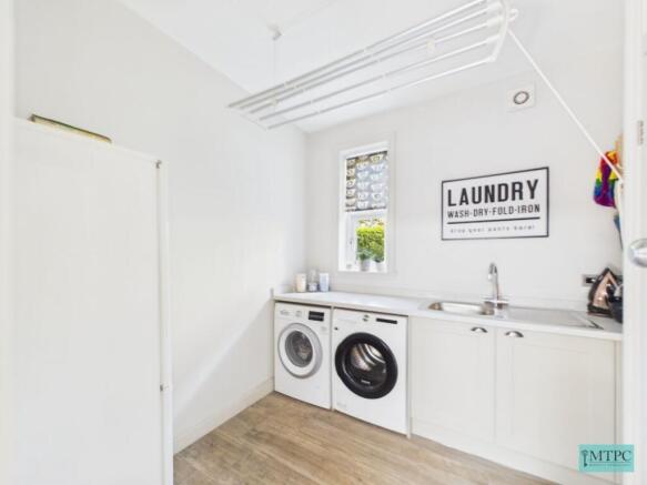 4 bed Semi-Detached to rent Image 9
