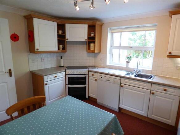 KITCHEN/BREAKFAST