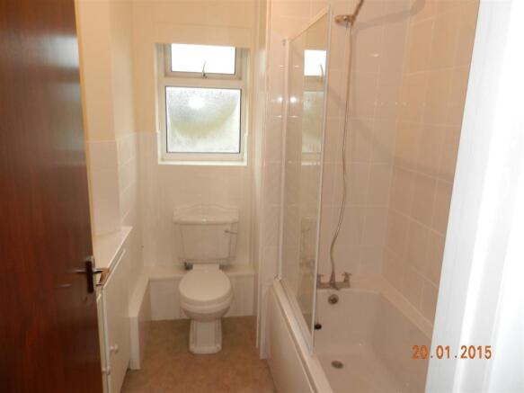 020 BATHROOM.JPG