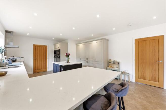 5 bed Detached for sale Image 5