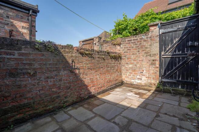 2 bed Terraced to rent Image 9