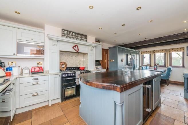 8 bed Detached for sale Image 4