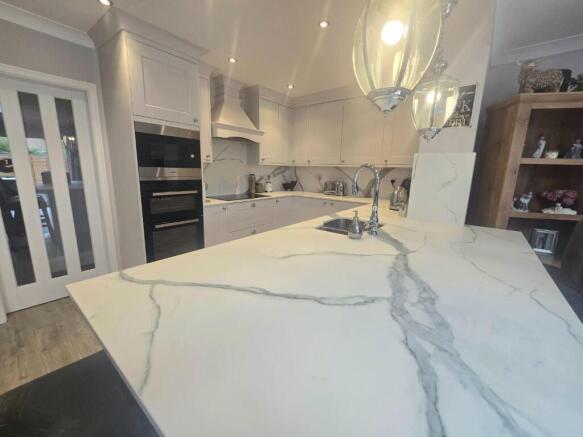 4 bed Semi-Detached for sale Image 5