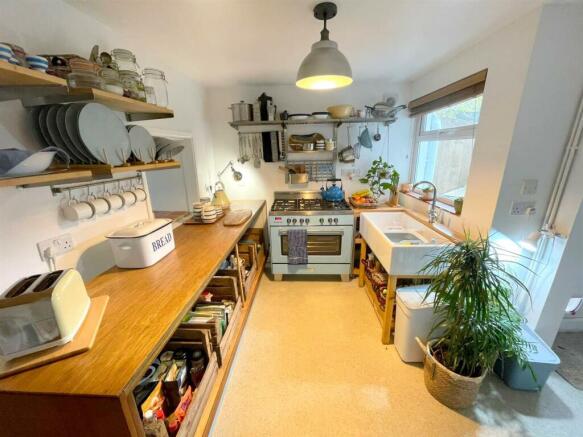 Kitchen a.jpg