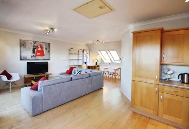 3 bed Flat to rent Image 4