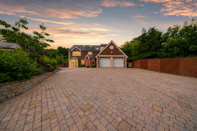 6 bed Detached for sale Image 7