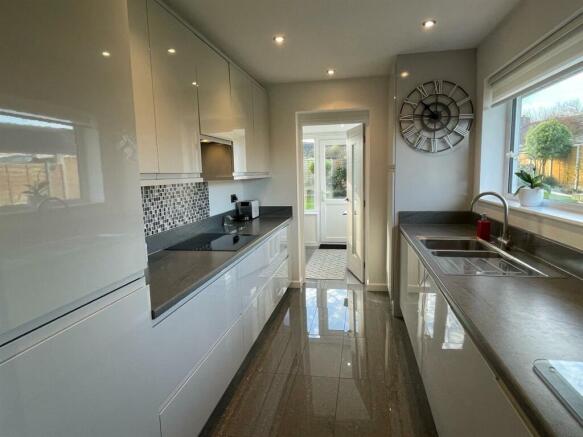 Kitchen1..jpg