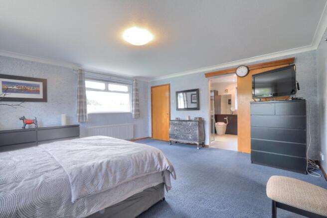 5 bed Detached for sale Image 7