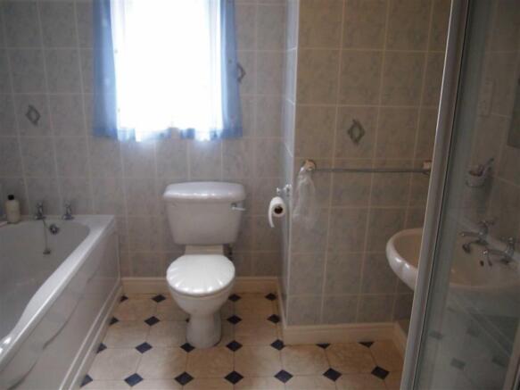 BATHROOM/SHOWER/WC