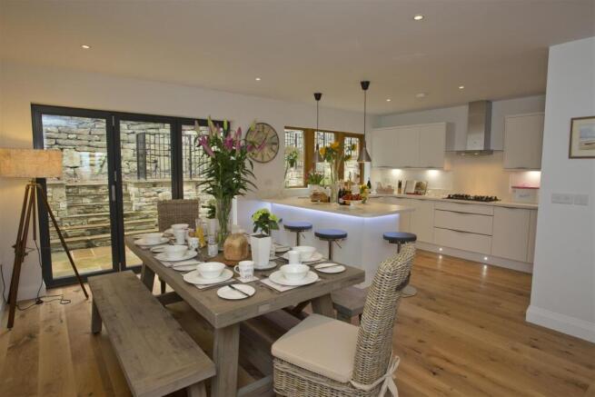 4 bed Town House to rent Image 4
