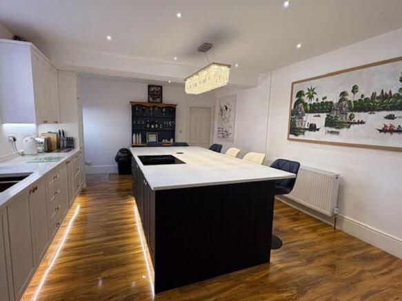 5 bed Semi-Detached to rent Image 5